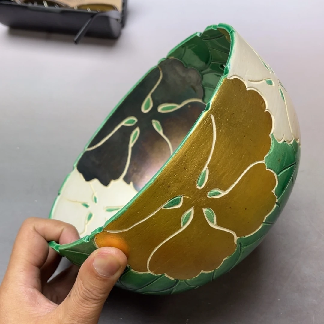 G***n瓷片密密麻麻地铺满一层厚厚的玻璃