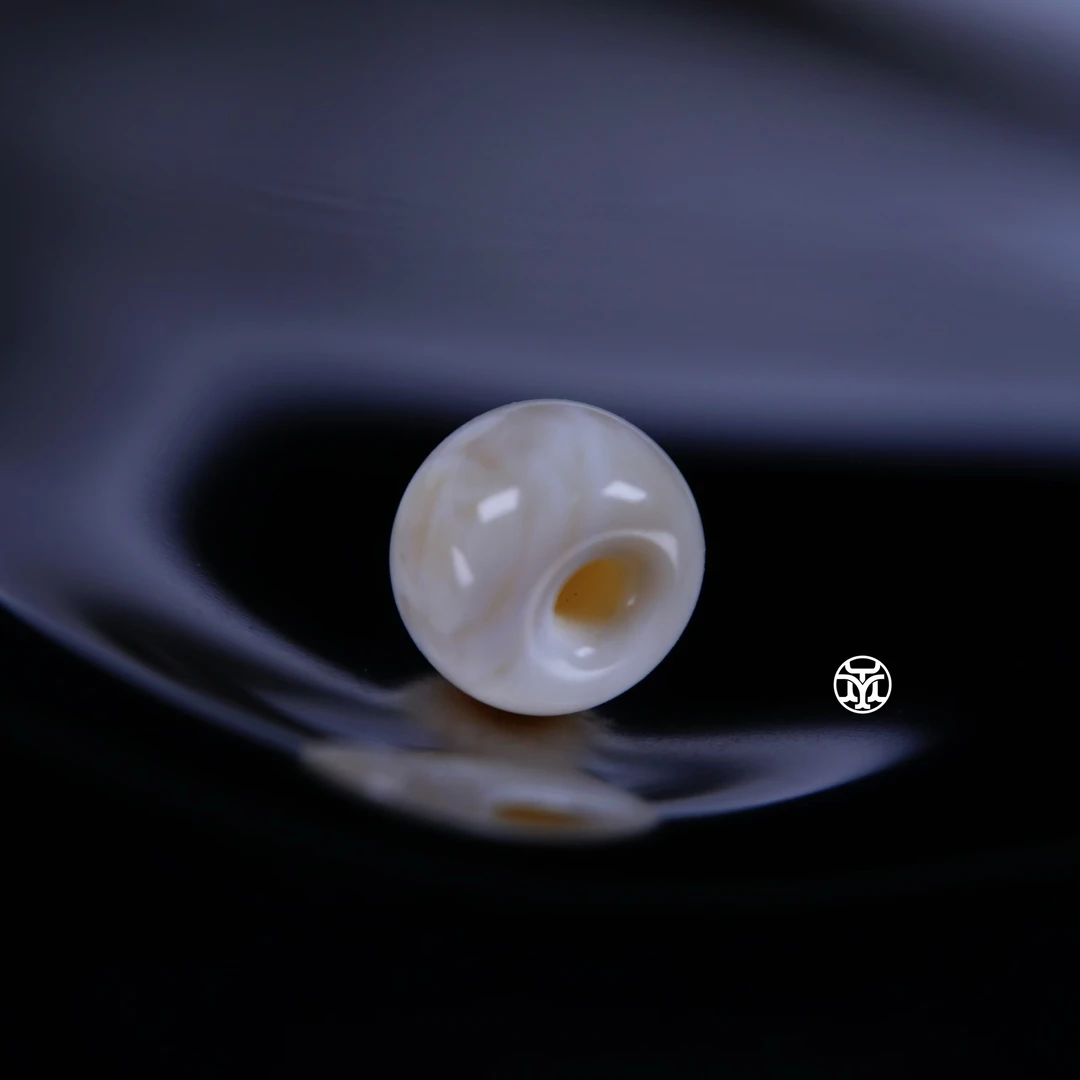 S10（8.1mm）8毫米漆瓷白甜甜圈配珠 一物一拍 天然俄料琥珀蜜蜡