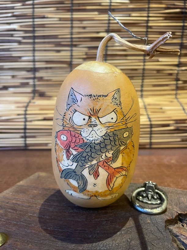 招财猫抱锦鲤，墨刻手绘文玩葫芦。摆件