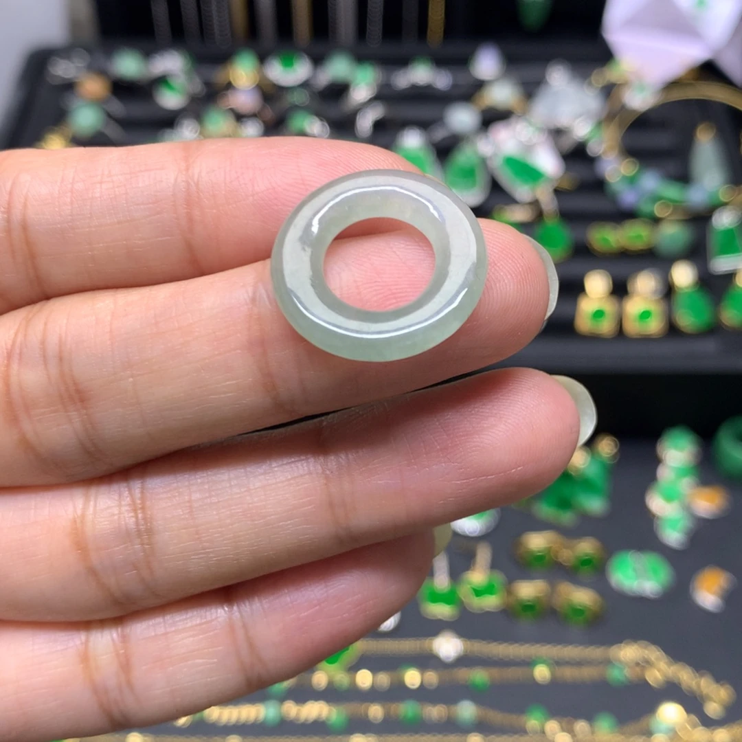 翡翠未镶嵌颈饰有纹