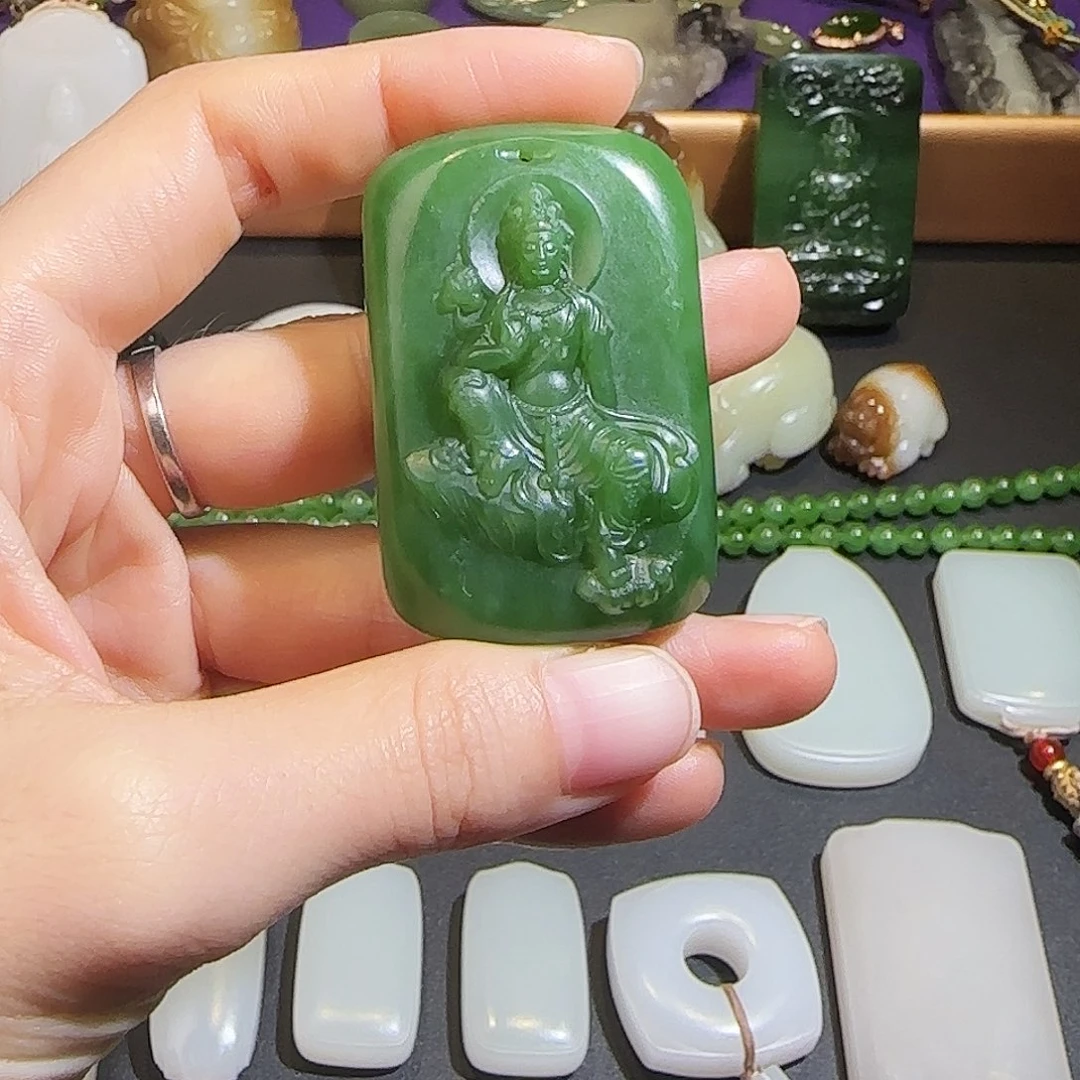 摆***人和田玉未镶嵌颈饰