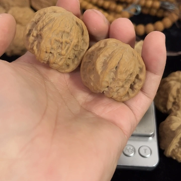 文玩核桃把件38左右微微瑕野狼，编号0043