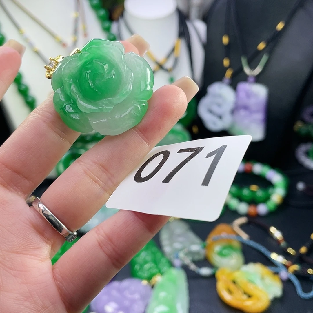 翡翠未镶嵌吊坠(赠链)