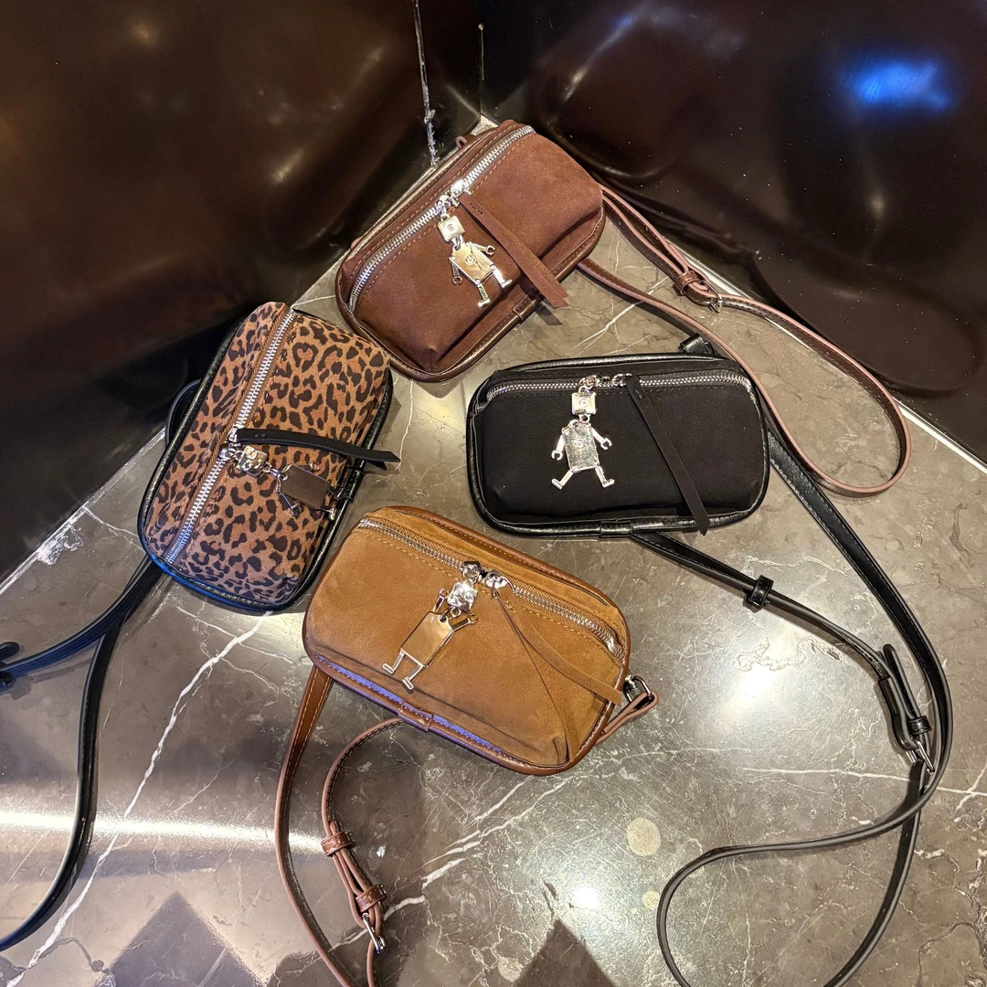 磨砂皮斜挎包胸包休闲百搭豹纹小包女网红复古2025新款秋冬手机包