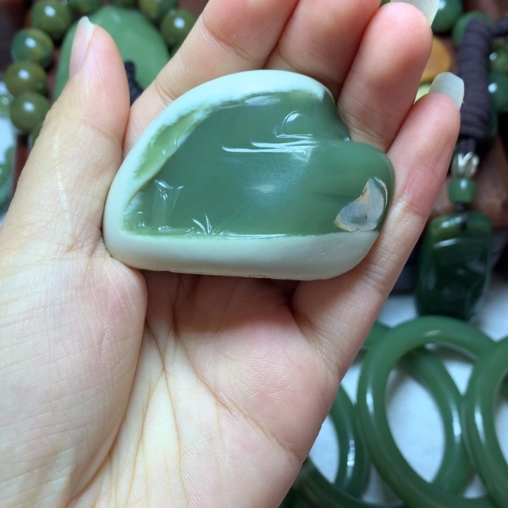 冬***瓜岫岩老玉（透闪石质玉）未镶嵌颈饰