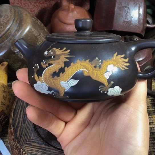 茶壶紫砂原矿泥料手工制作的一把紫砂壶。
