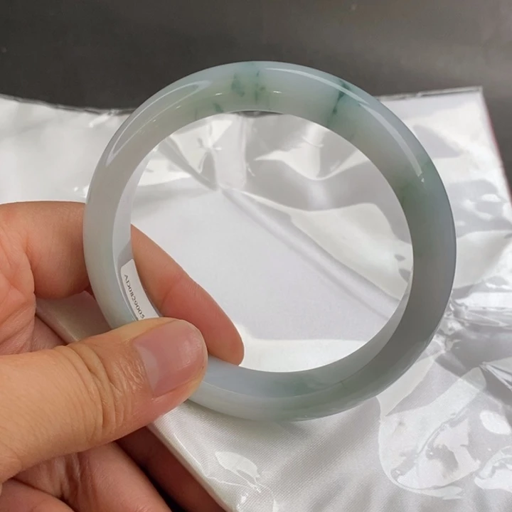 翡翠手镯未镶嵌60圈