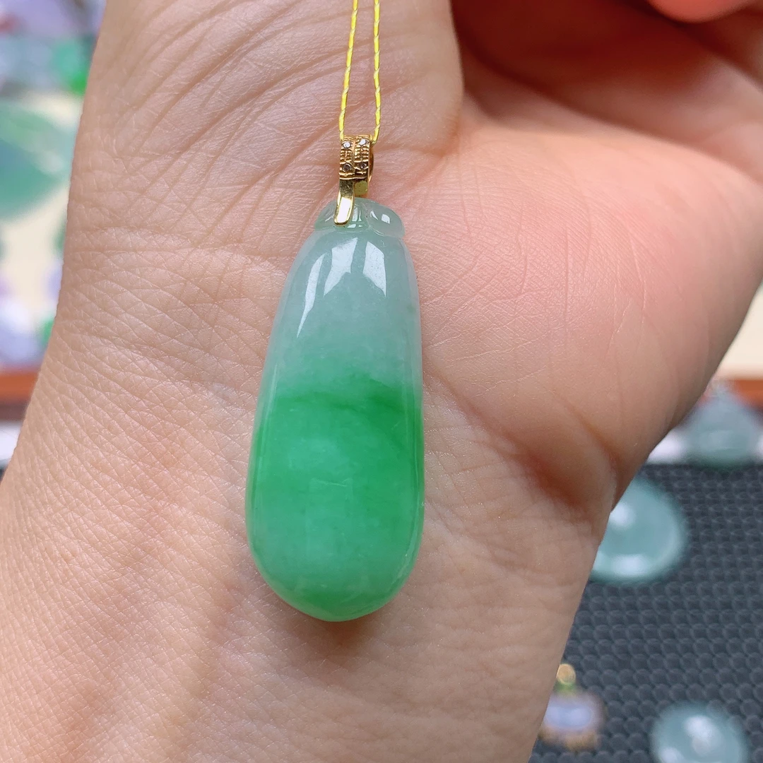 缅甸天然A货翡翠，飘绿福瓜 编号695/529/尺寸33.3-13.8-5.8