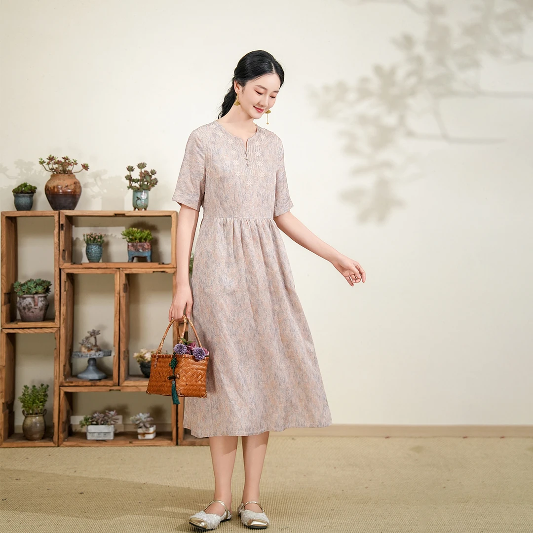 布符2025年夏季新品粉色刺绣连衣裙女装包边领显瘦气质MXDLY7