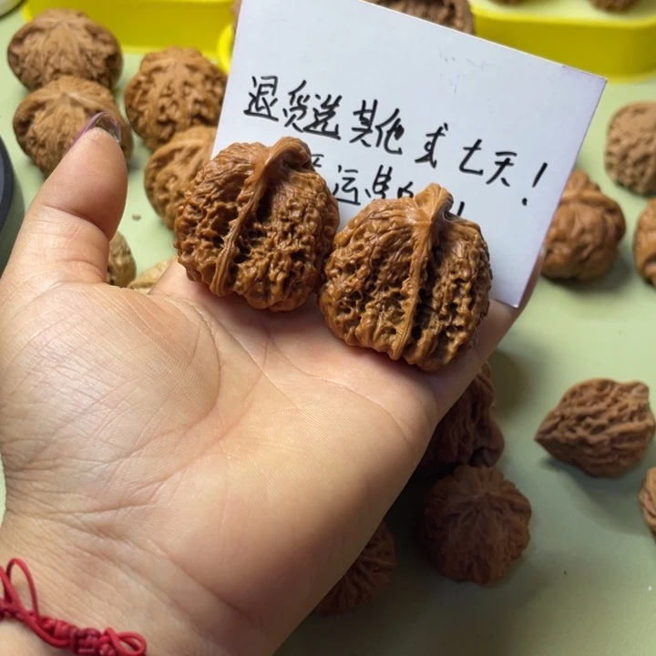 东***缘手把件雕刻核桃座山雕