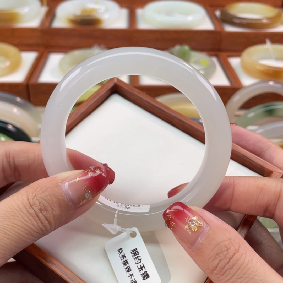 【闪购商品】和田玉手镯未镶嵌56