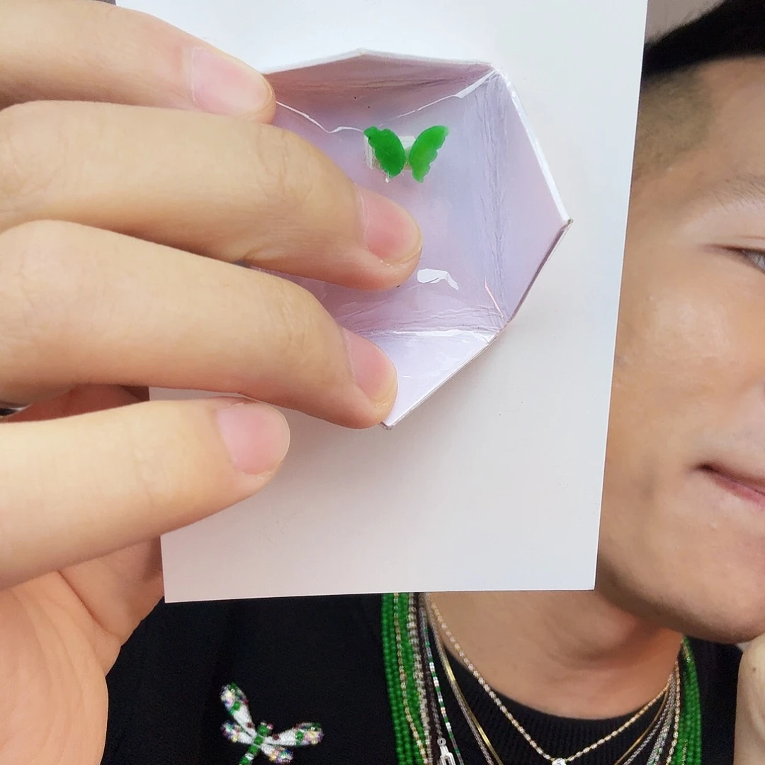 翡翠未镶嵌颈饰一对