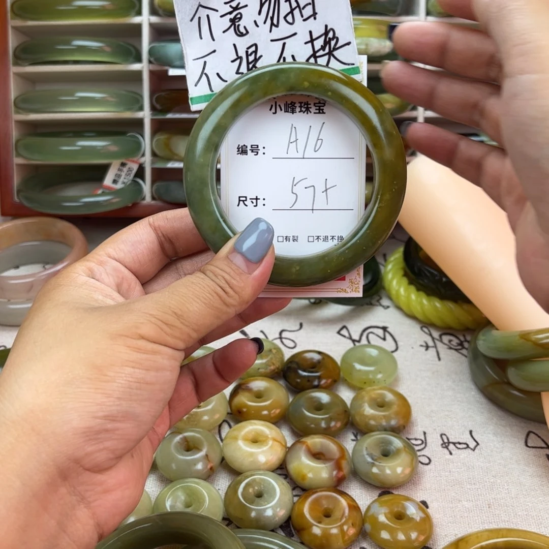 蛇纹石玉手镯未镶嵌蕾****）