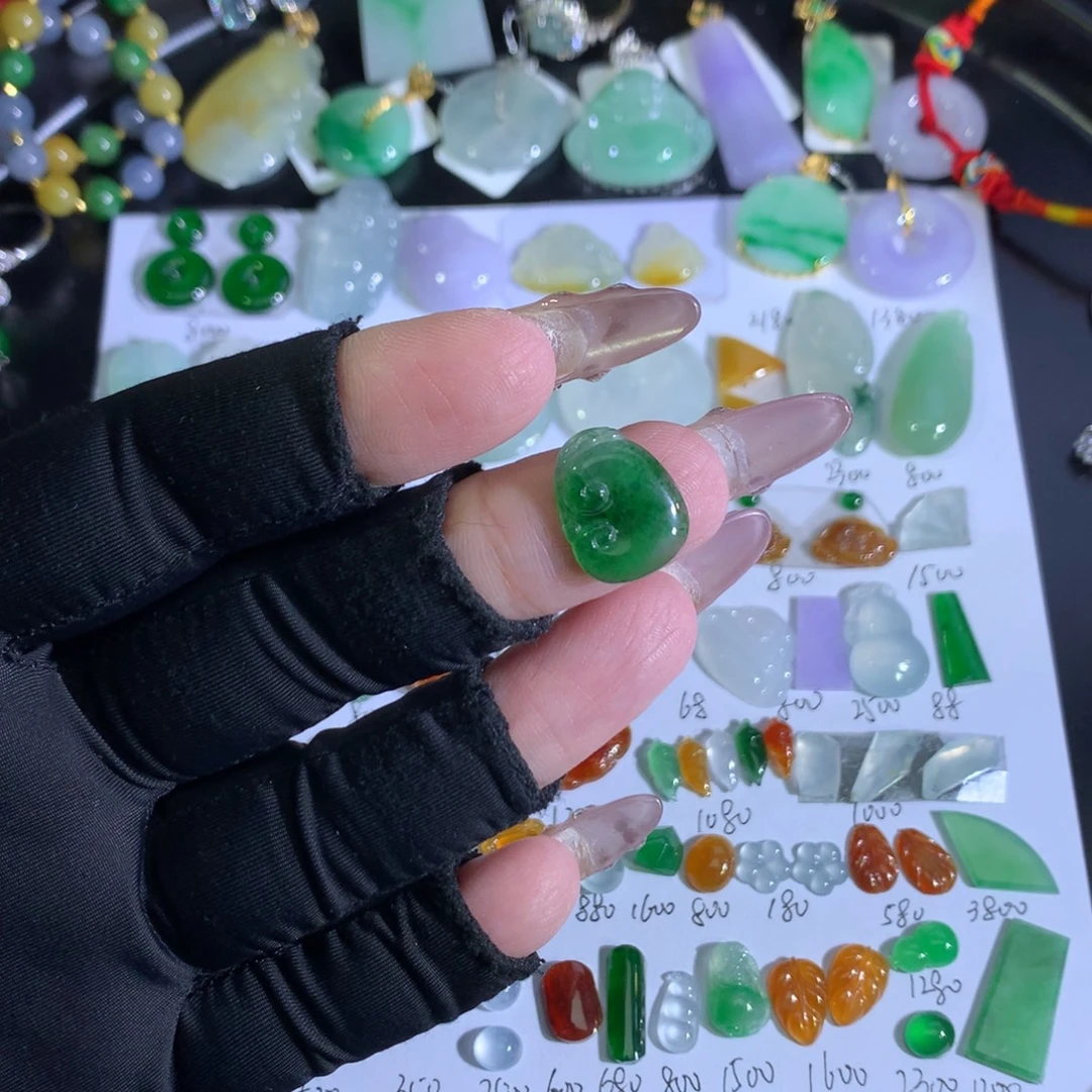 翡翠裸石未镶嵌绿如意