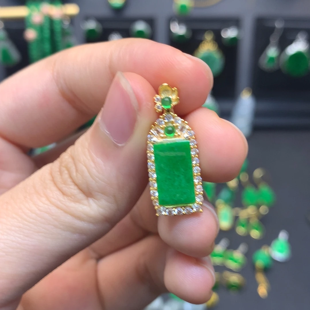 翡翠未镶嵌颈饰有纹裂