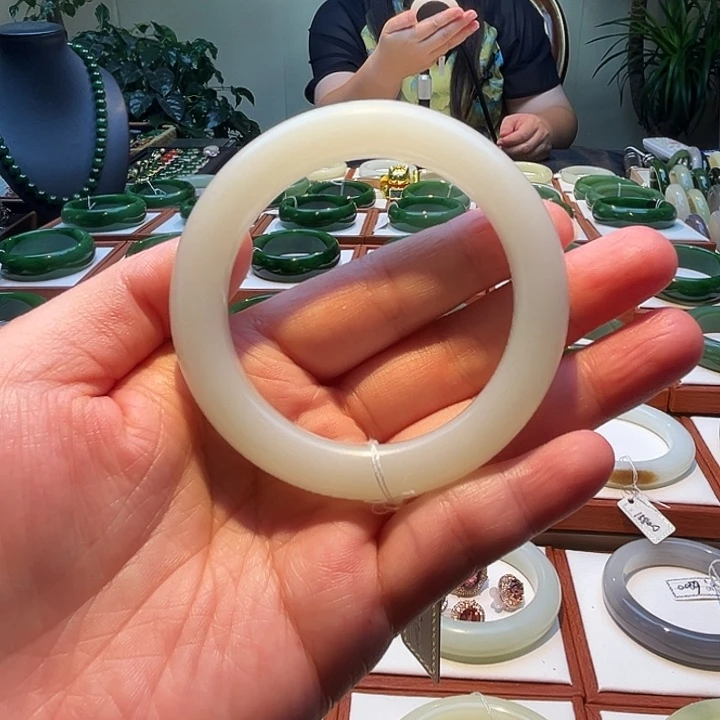 和田玉手镯未镶嵌55圈口