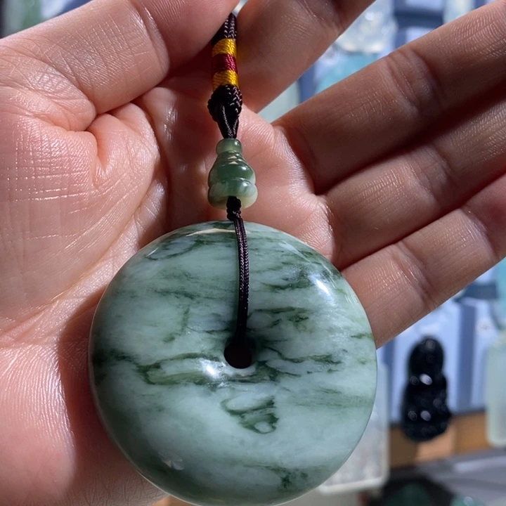 岫玉未镶嵌颈饰手把件