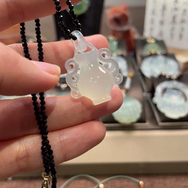 蛇纹石玉未镶嵌颈饰