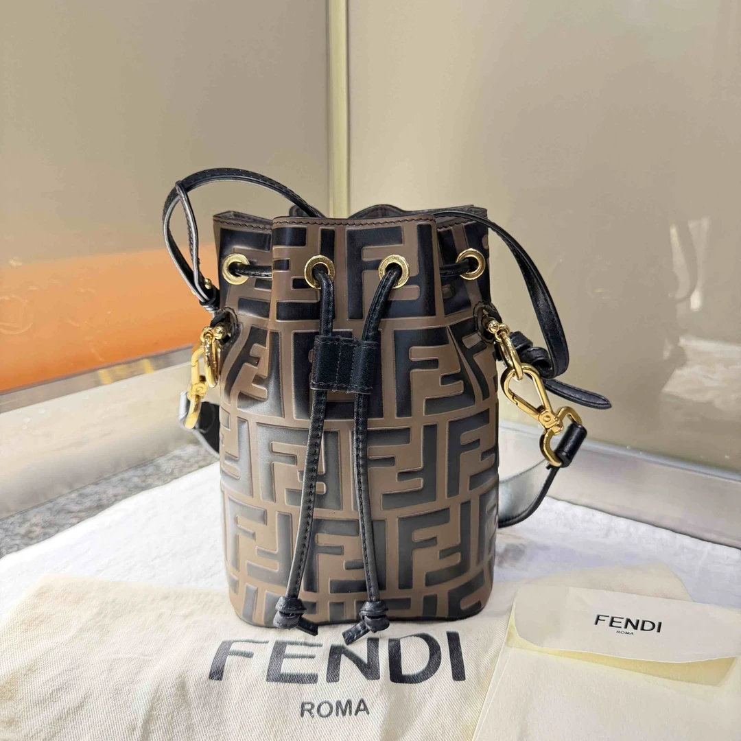99新 FENDI/芬迪 新款老花小水桶斜挎包/9905