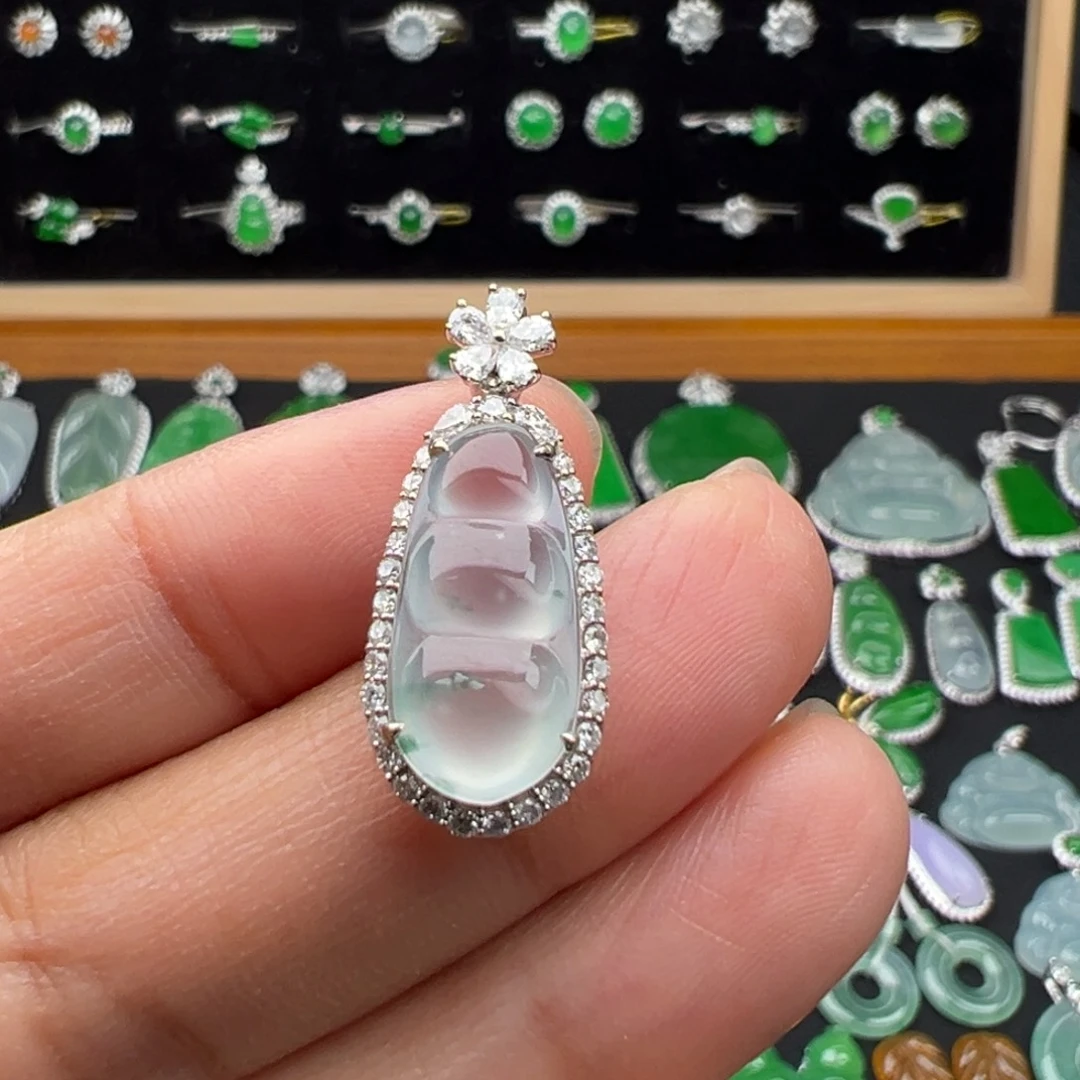 翡翠18K金镶嵌颈饰豆