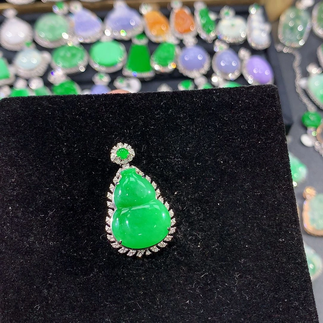 翡翠18K金镶嵌颈饰