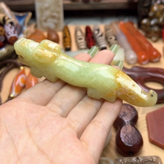蛇纹石玉未镶嵌颈饰