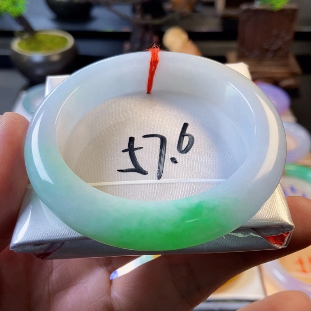 翡翠未镶嵌手镯8、白底青正圈