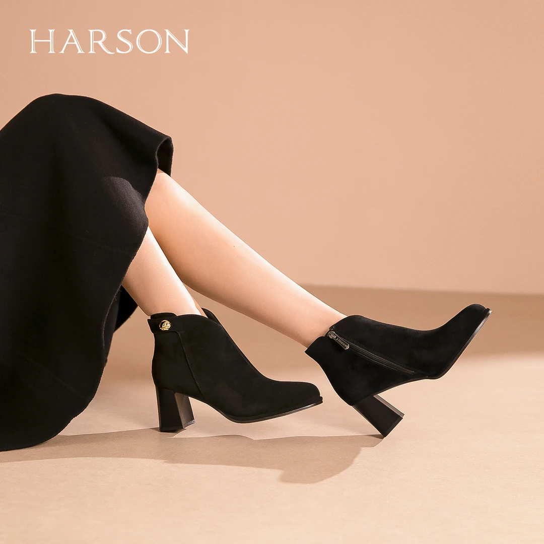 Harson/哈森短靴尖头不累脚高跟靴方头粗跟女套筒高跟鞋HA257139