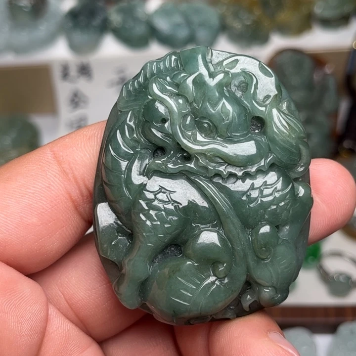 翡翠未镶嵌颈饰麒麟