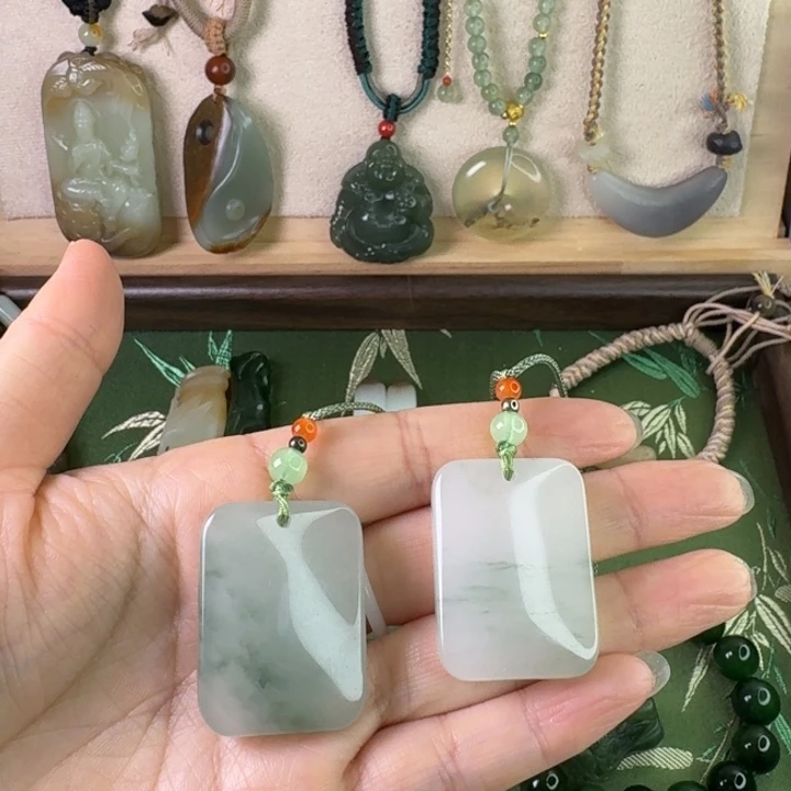 透闪石质玉未镶嵌颈饰