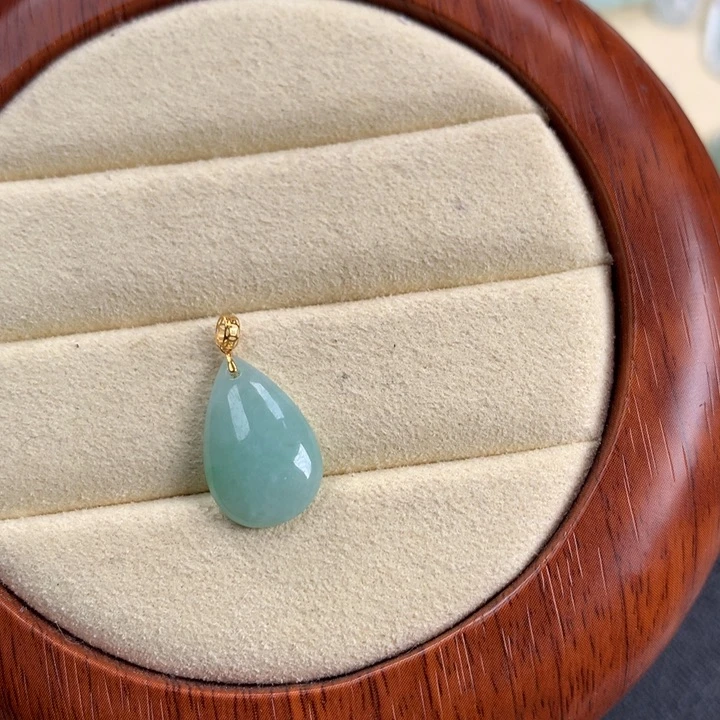 翡翠颈饰18K金镶嵌水滴