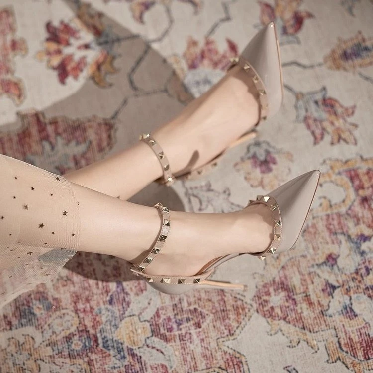 铆钉包头凉鞋女夏2023年新款设计感小众8cm一字扣带高跟鞋女细跟