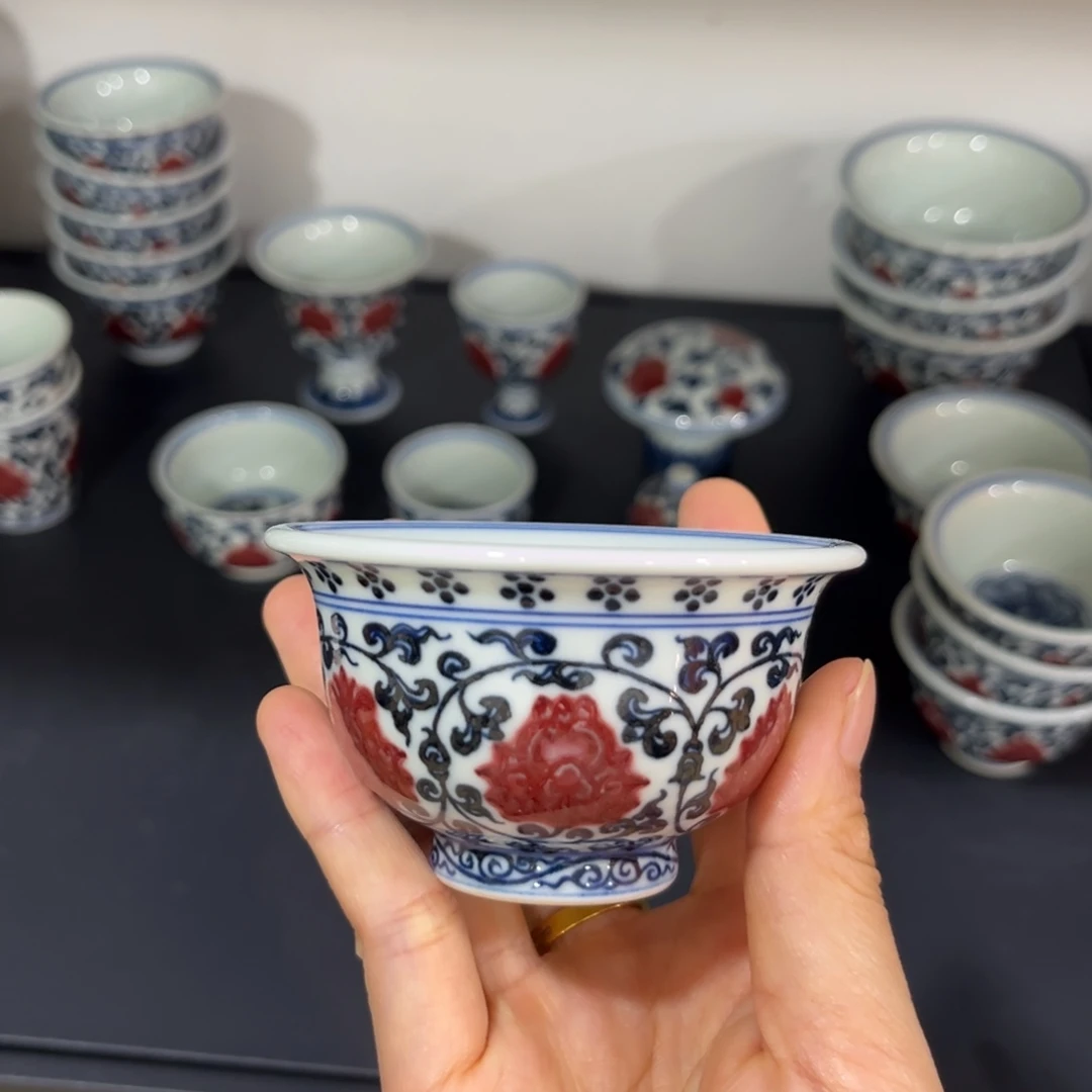 青花釉里红缠枝莲小压手