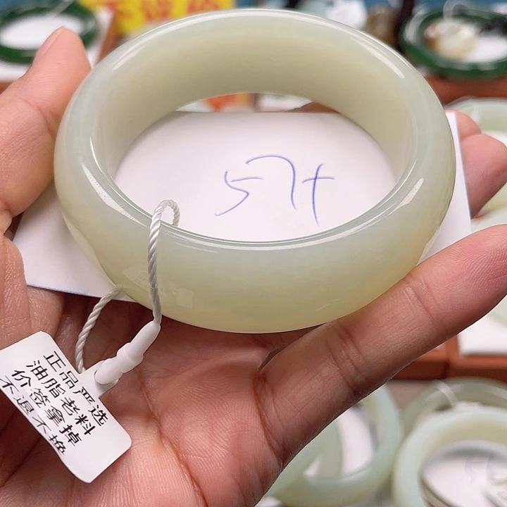 未镶嵌手镯和田玉看*像