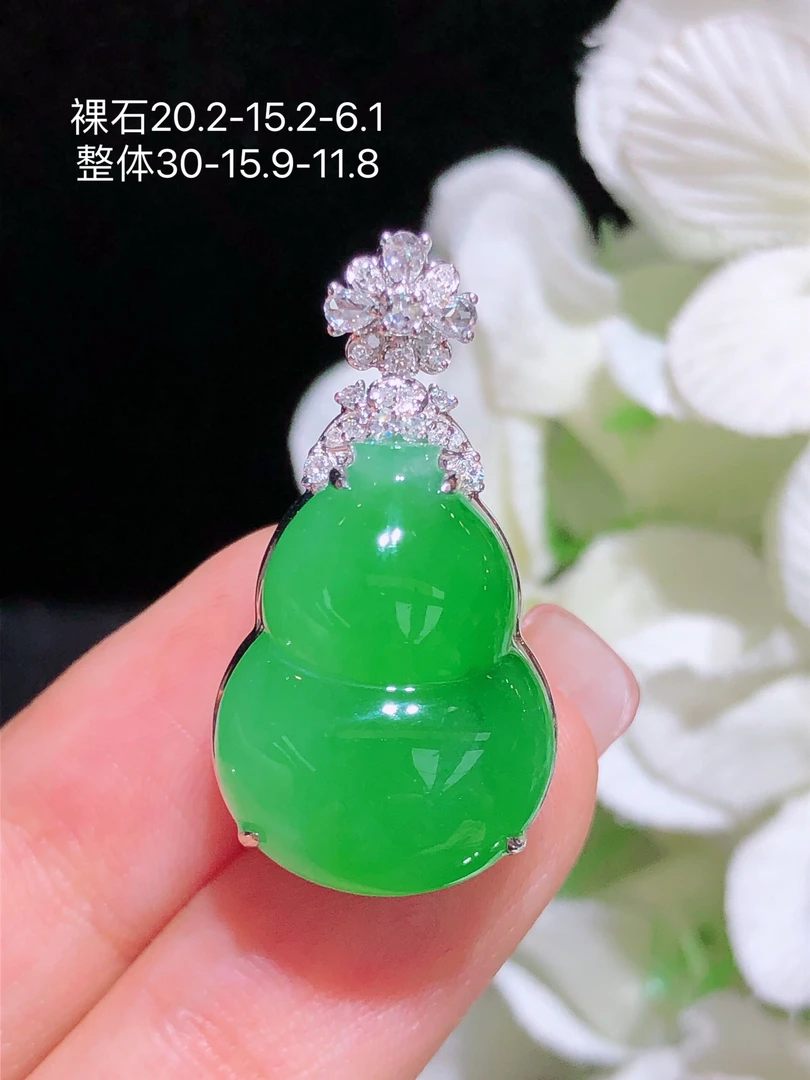 天然缅料A货翡翠阳绿葫芦吊坠18K金镶钻