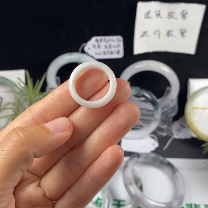 熹***月翡翠未镶嵌手镯86号。53.7贵妃