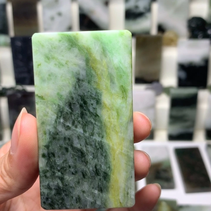 北***极未镶嵌独山玉颈饰有瑕