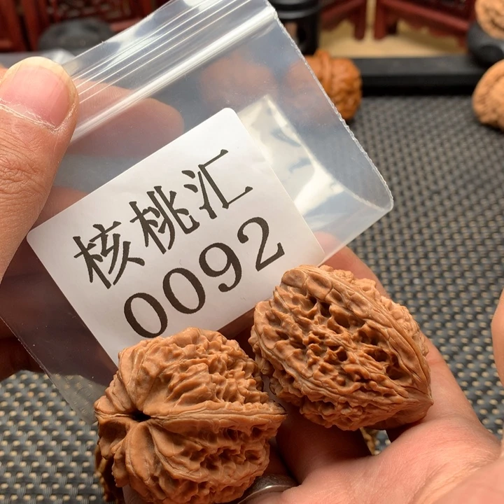 文玩核桃吊坠玉麒麟