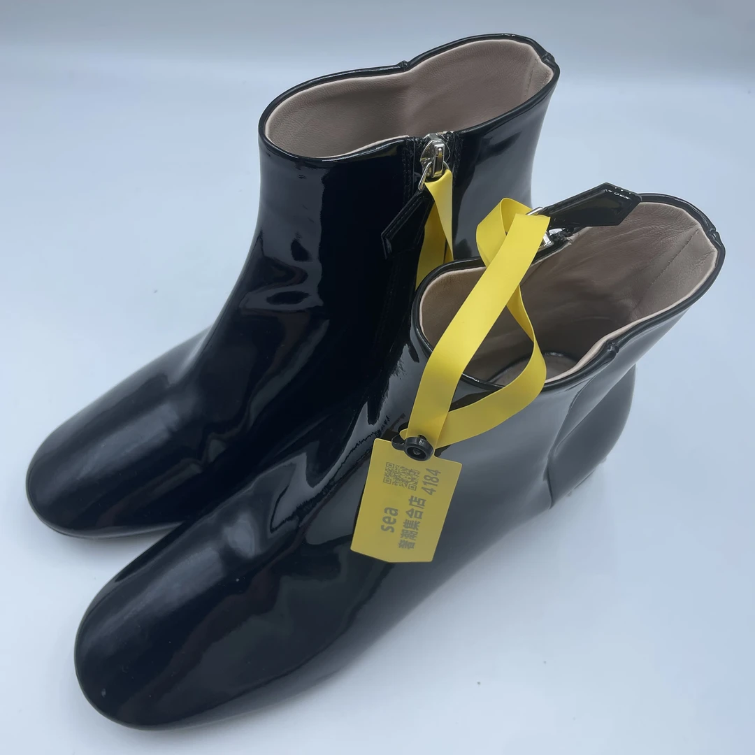 95新 MIU MIU/缪缪 圆头漆皮镶钻高跟短靴36.5/4184