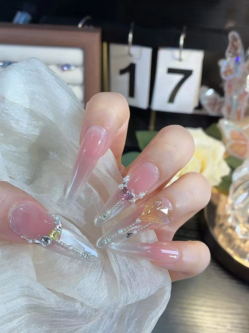 蜜桃奶盖-东洲钻歪心猫眼款设计款-春夏手工美甲高级感