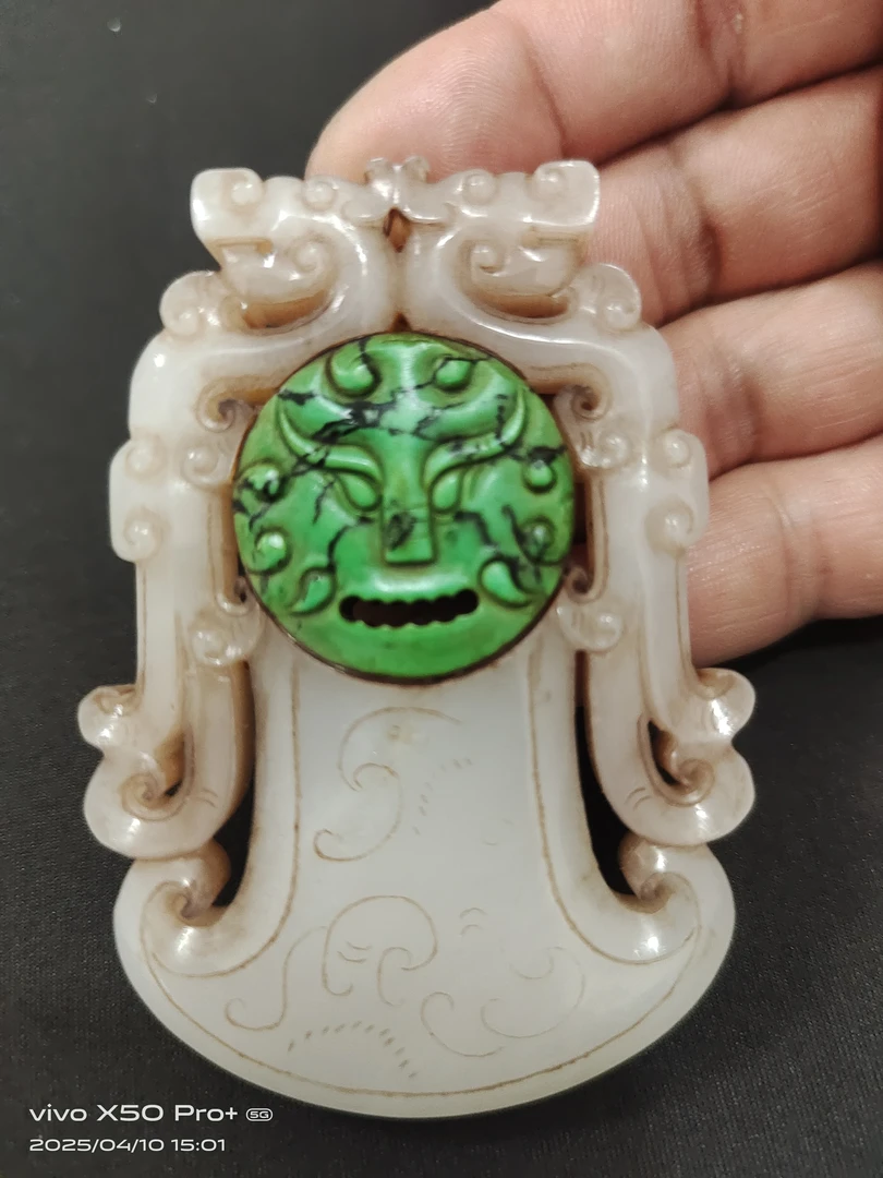 和田玉府上有龙牌子，雕工精美，玉质细腻