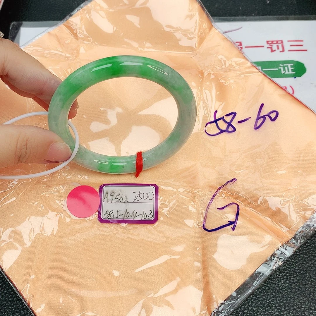 翡翠手镯未镶嵌缅甸翡翠