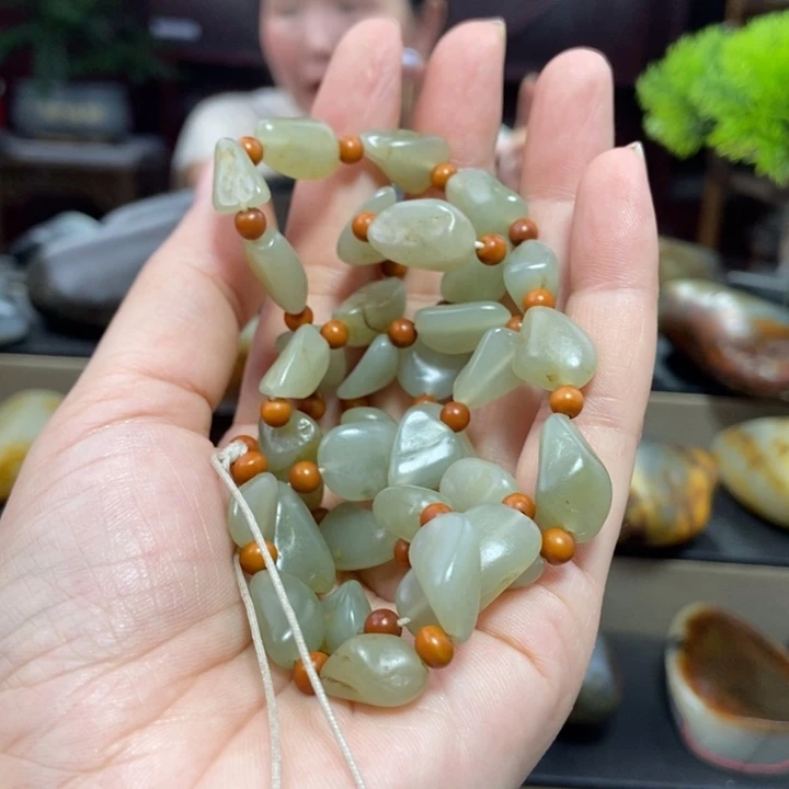 风***吹和田玉未镶嵌颈饰