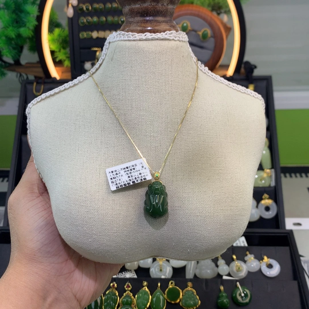 和田玉18K金镶嵌吊坠(赠链)