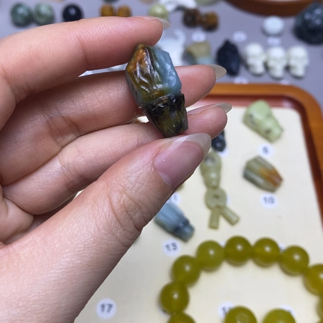 蛇纹石玉配饰合金吉**柳