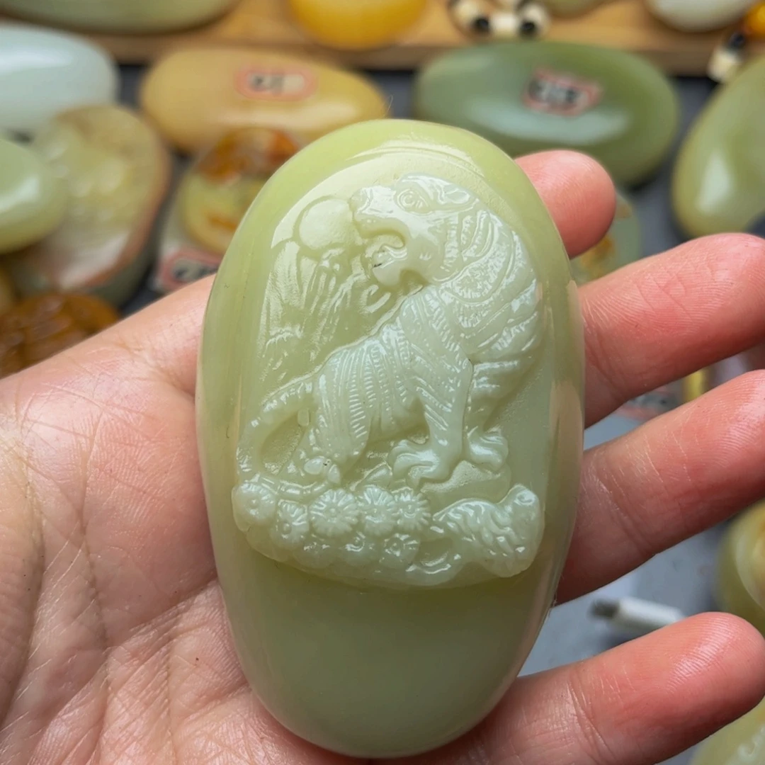 奋***底石材方解石手把件虎