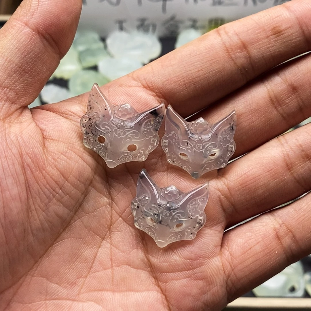 猪***喵未镶嵌蛇纹石玉颈饰
