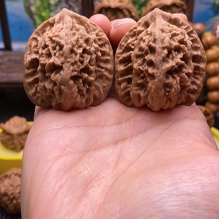 文玩核桃吊坠盘龙虎头38