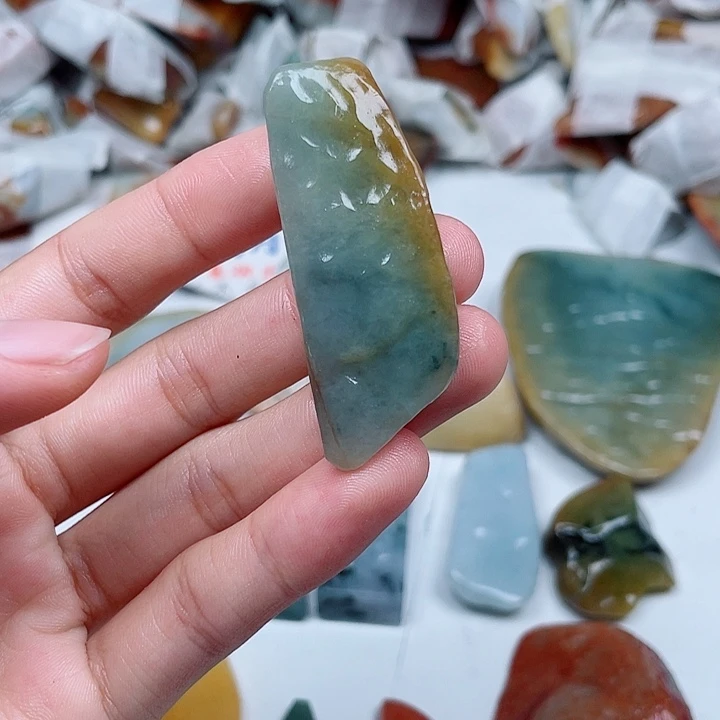 奔***向翡翠未镶嵌颈饰翡翠