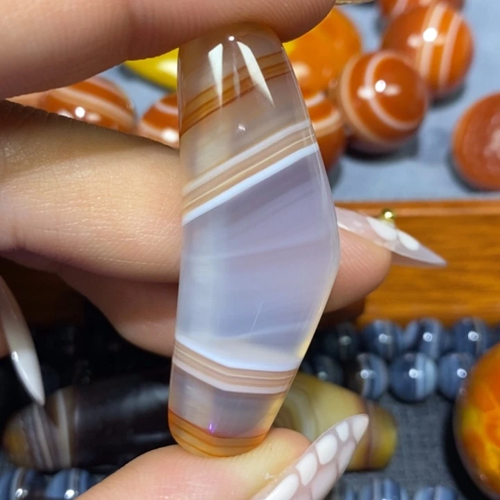足铂镶嵌颈饰玛瑙/玉髓